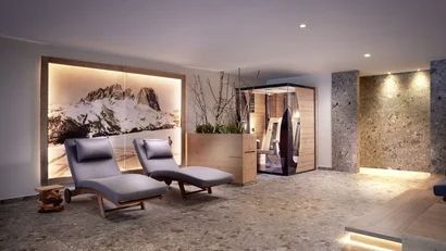 Moderner Ruhebereich mit zwei Liegestühlen und Bergbild an der Wand