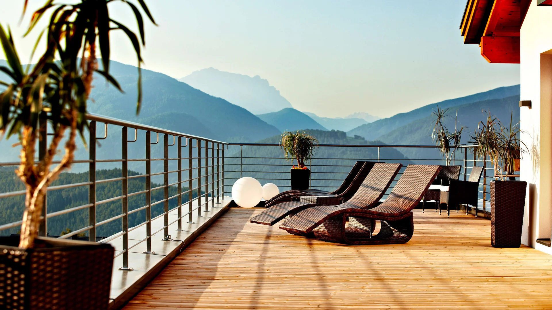 Balkon mit Liegestühlen und Bergblick an einem sonnigen Tag