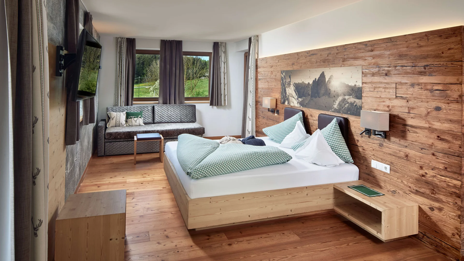 Gemütliches Schlafzimmer mit Holzboden und großer Fensterfront